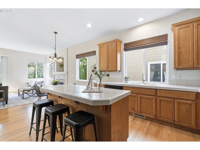 5274 Nw CRADY Ln, Portland, OR 97229