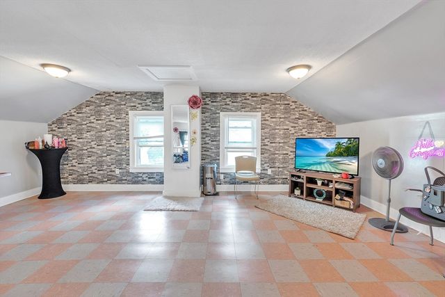 32 Clifford St, Springfield, MA 01109