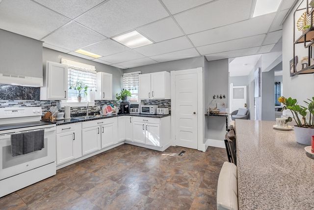 32 Clifford St, Springfield, MA 01109