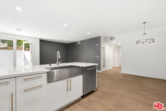 4240 Laurel Canyon Boulevard 105, Studio City, CA 91604