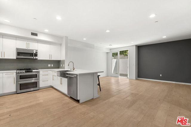 4240 Laurel Canyon Boulevard 105, Studio City, CA 91604