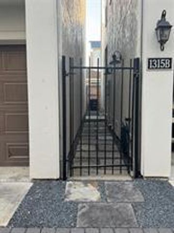 1315 W 24th Street B, Houston, TX 77008