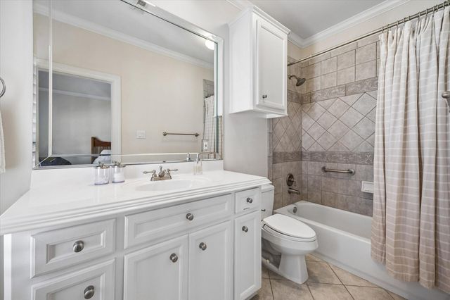 2426 Nantucket Drive B, Houston, TX 77057
