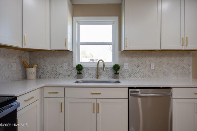 302 S West Street, Roseboro, NC 28382