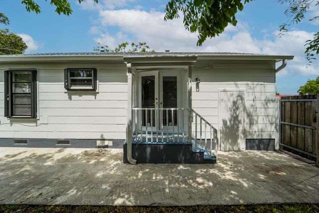 5000 Lake Avenue, West Palm Beach, FL 33405