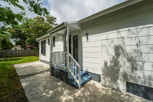 5000 Lake Avenue, West Palm Beach, FL 33405