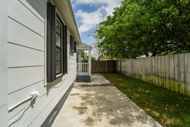 5000 Lake Avenue, West Palm Beach, FL 33405