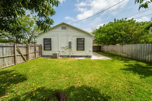 5000 Lake Avenue, West Palm Beach, FL 33405