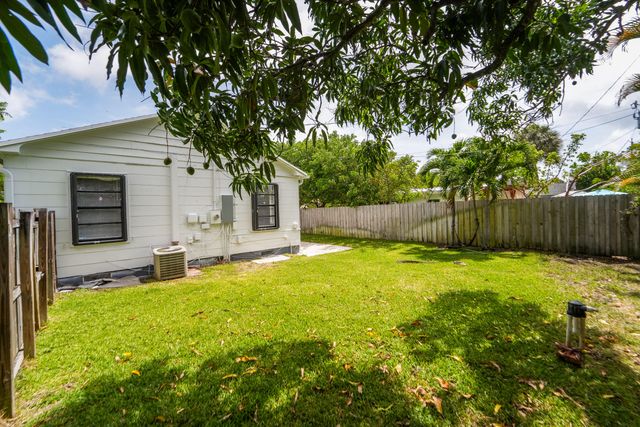 5000 Lake Avenue, West Palm Beach, FL 33405