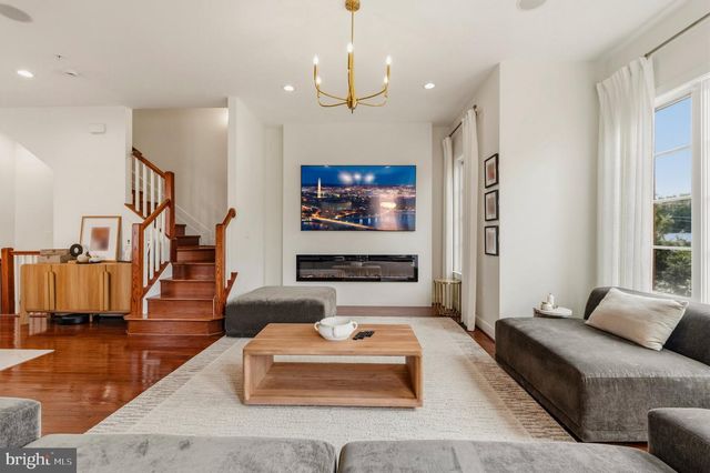 2017 RICHMOND HWY, Alexandria, VA 22301