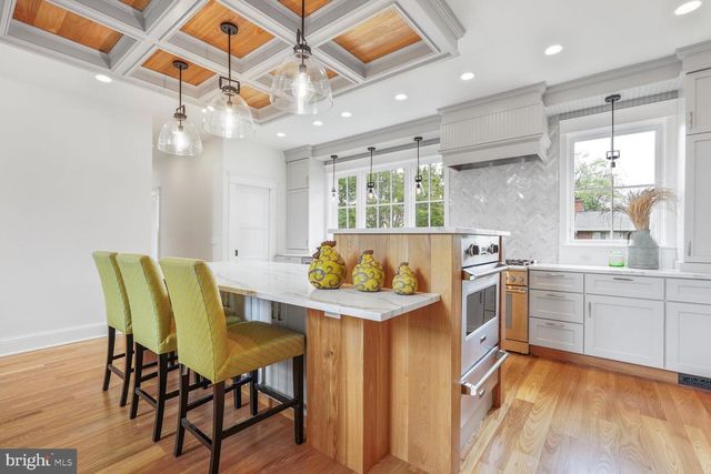 605 HILLTOP TER, Alexandria, VA 22301