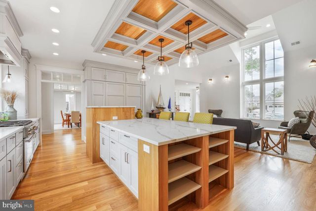 605 HILLTOP TER, Alexandria, VA 22301