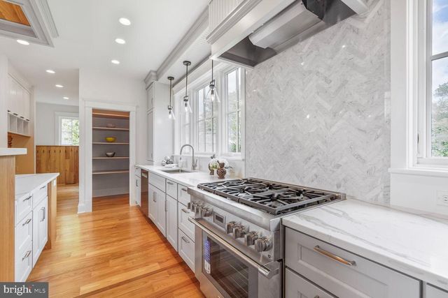 605 HILLTOP TER, Alexandria, VA 22301