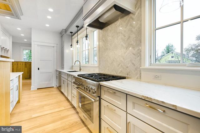 605 HILLTOP TER, Alexandria, VA 22301