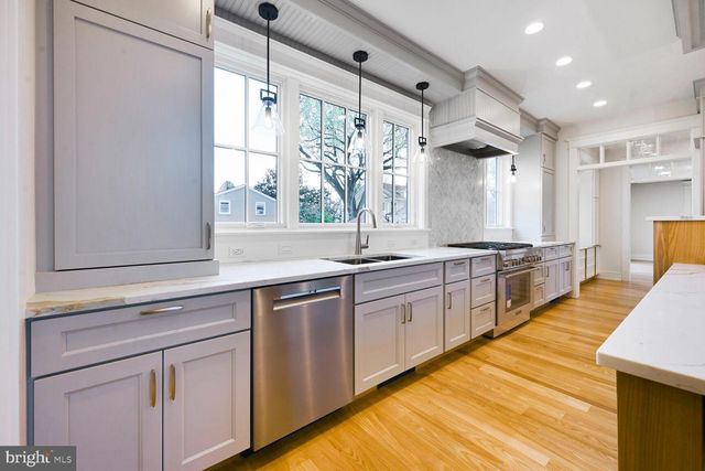 605 HILLTOP TER, Alexandria, VA 22301