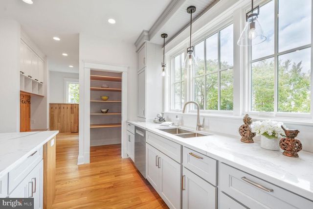 605 HILLTOP TER, Alexandria, VA 22301