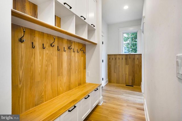 605 HILLTOP TER, Alexandria, VA 22301