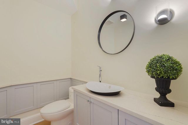 605 HILLTOP TER, Alexandria, VA 22301