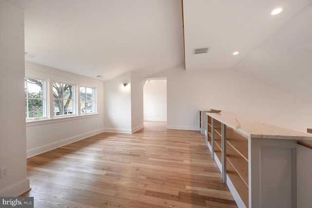 605 HILLTOP TER, Alexandria, VA 22301