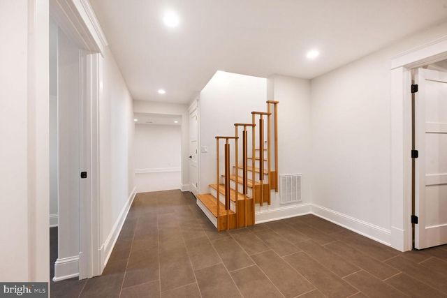 605 HILLTOP TER, Alexandria, VA 22301