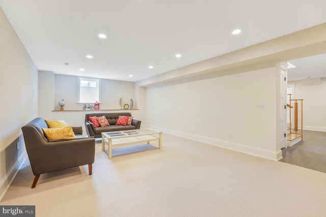 605 HILLTOP TER, Alexandria, VA 22301