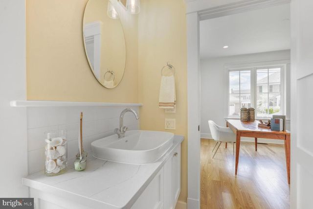 605 HILLTOP TER, Alexandria, VA 22301