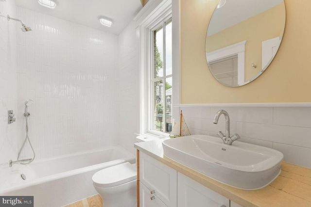 605 HILLTOP TER, Alexandria, VA 22301