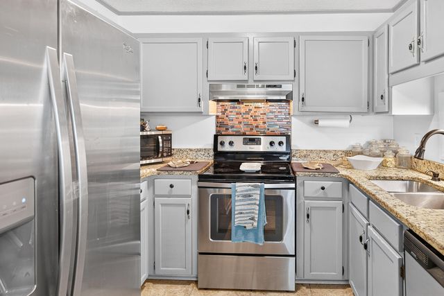 7921 Cricket Court E, North Charleston, SC 29418