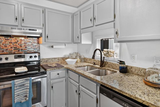 7921 Cricket Court E, North Charleston, SC 29418