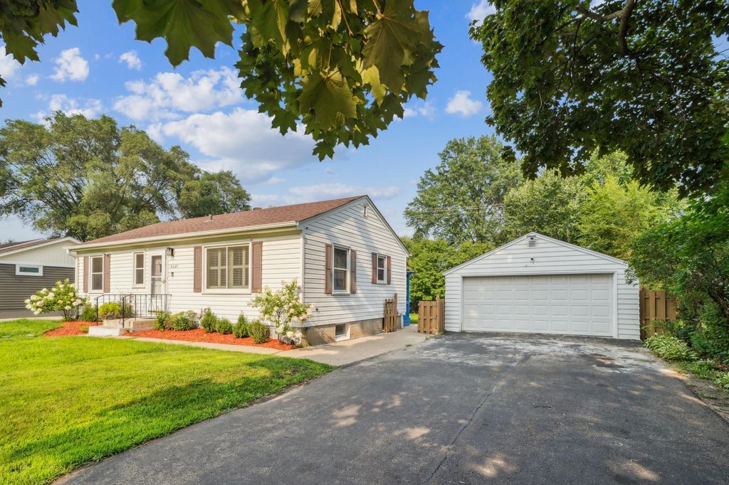 8537 Stevens Avenue S, Bloomington, MN 55420