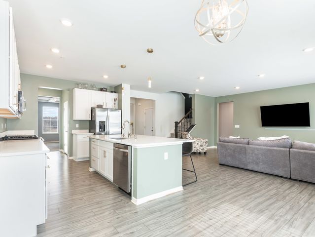 387 S Pointe Avenue, South Elgin, IL 60177