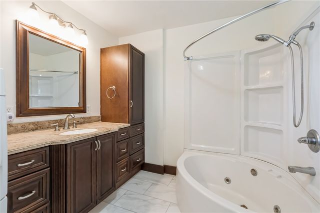 4145 Grubbs Creek Rd., Center Point, IA 52213