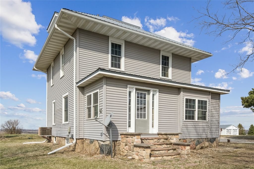 4145 Grubbs Creek Rd., Center Point, IA 52213