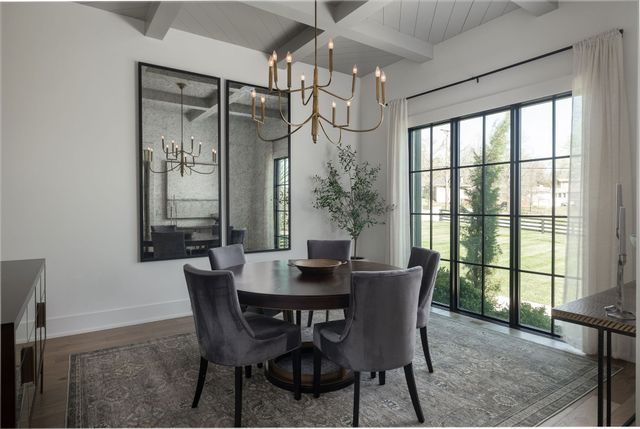 825 Forest Hills Dr, Nashville, TN 37220