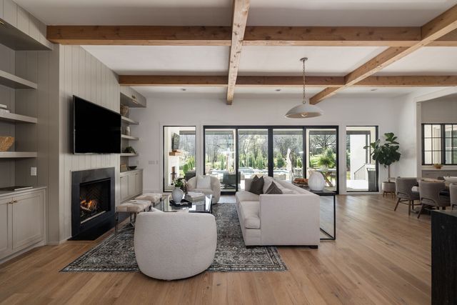 825 Forest Hills Dr, Nashville, TN 37220