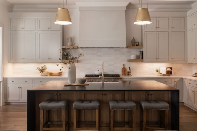 825 Forest Hills Dr, Nashville, TN 37220