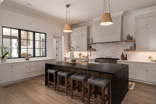 825 Forest Hills Dr, Nashville, TN 37220