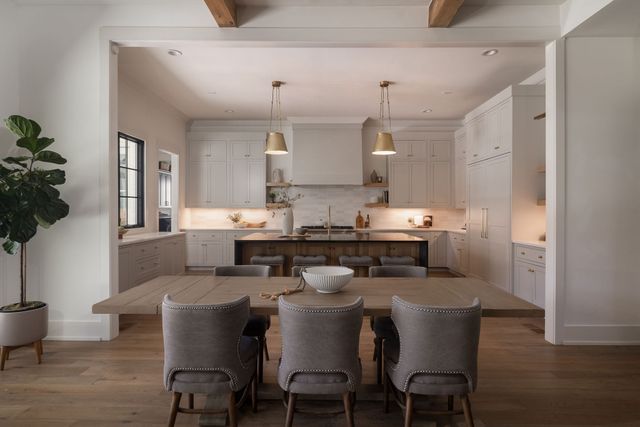 825 Forest Hills Dr, Nashville, TN 37220