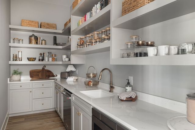 825 Forest Hills Dr, Nashville, TN 37220