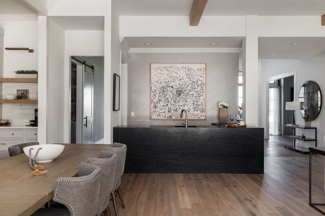 825 Forest Hills Dr, Nashville, TN 37220