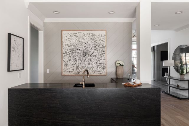 825 Forest Hills Dr, Nashville, TN 37220