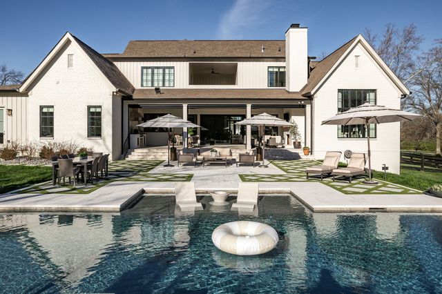 825 Forest Hills Dr, Nashville, TN 37220