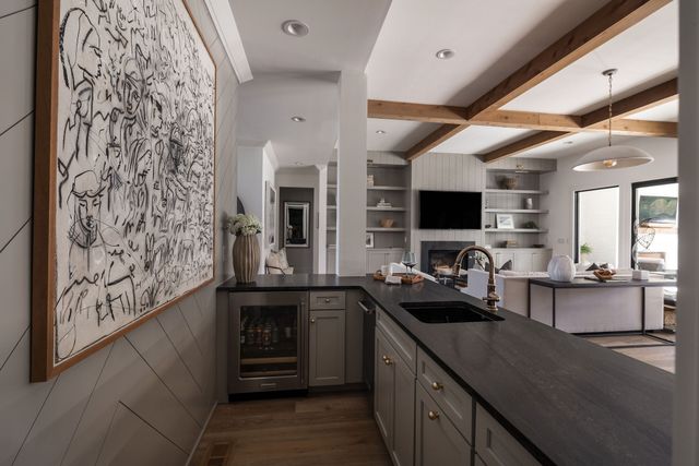 825 Forest Hills Dr, Nashville, TN 37220