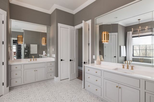 825 Forest Hills Dr, Nashville, TN 37220