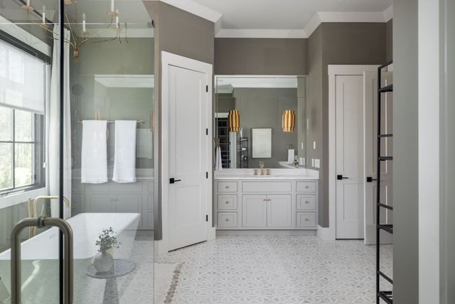 825 Forest Hills Dr, Nashville, TN 37220