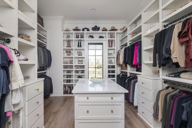 825 Forest Hills Dr, Nashville, TN 37220