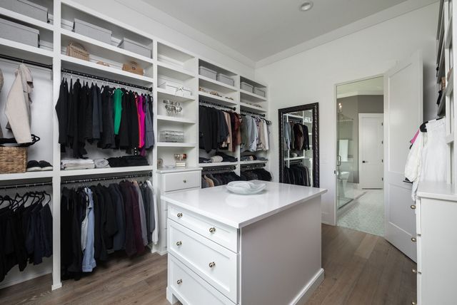 825 Forest Hills Dr, Nashville, TN 37220