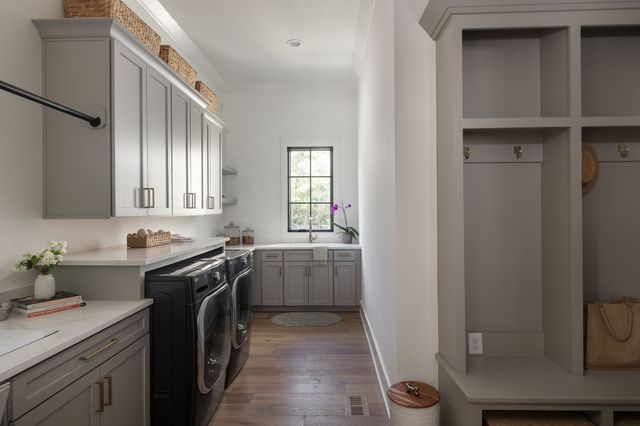 825 Forest Hills Dr, Nashville, TN 37220