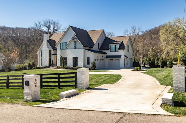 825 Forest Hills Dr, Nashville, TN 37220