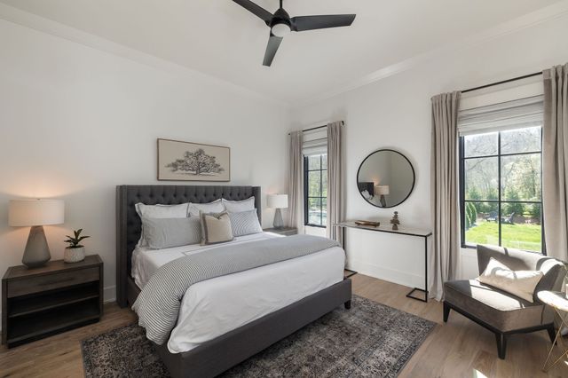 825 Forest Hills Dr, Nashville, TN 37220